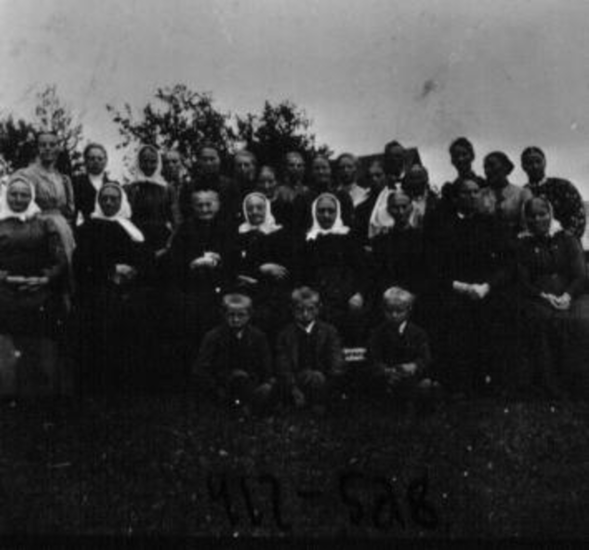 Anno Domkirkeodden, Hovedsognets kvinneforening. Foran er Gudbrand Sølvsberg Mortenson, Gunnar Sølvsberg Mortenson, Karl Sølvsberg Mortenson,. Første rekke fra venstre er Thonette Kaulum, Oline Hoelstad, frøken Myhr, Nilsen (hos Borchgrevink), Pouline Sølvsberg, Kristiane Sølvsberg, ukjent, Grethe Borchrevink, Lina Ka…