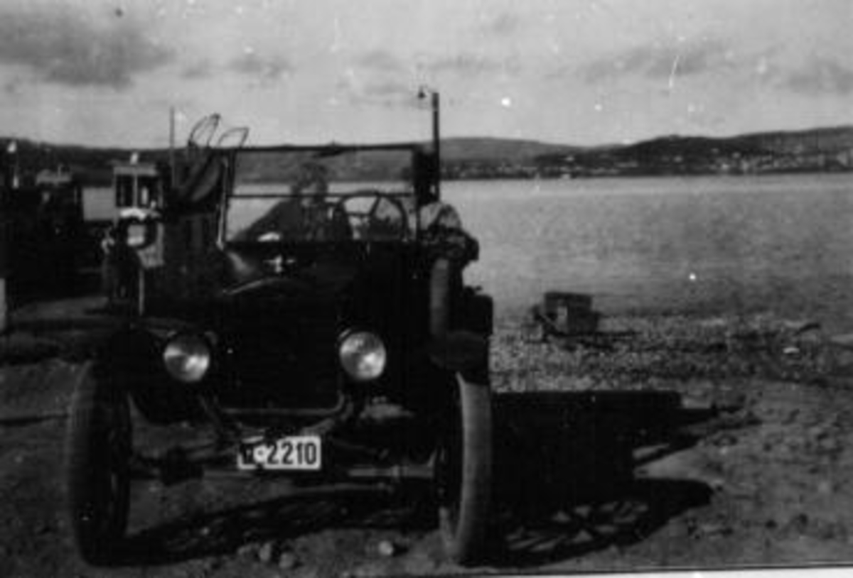 Anno Domkirkeodden, Gammelforden D-2210, en Ford T 1923-25 modell på Smedstubrygga. I bilen er Ruth Gjester og Even Arnt Haugen. Anne Haugens bil. Ruth Gjester døde ung, var forlovet med Even Arnt Haugen.