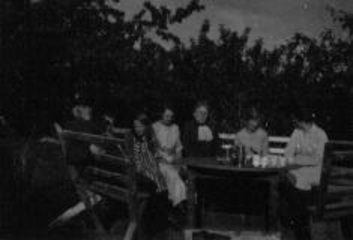 Anno Domkirkeodden, Kaffeslabras i hagen på Mellom Kise. Fra venstre er Even Arnt Gjestvang (1829-1927), Even Arnt Haugen (1909-1962), Kristiane Lise Mathea Mengshoel (1914-1995), Ågot Snilsberg, fru Bredrup, Signe Bredrup, Anne Haugen.