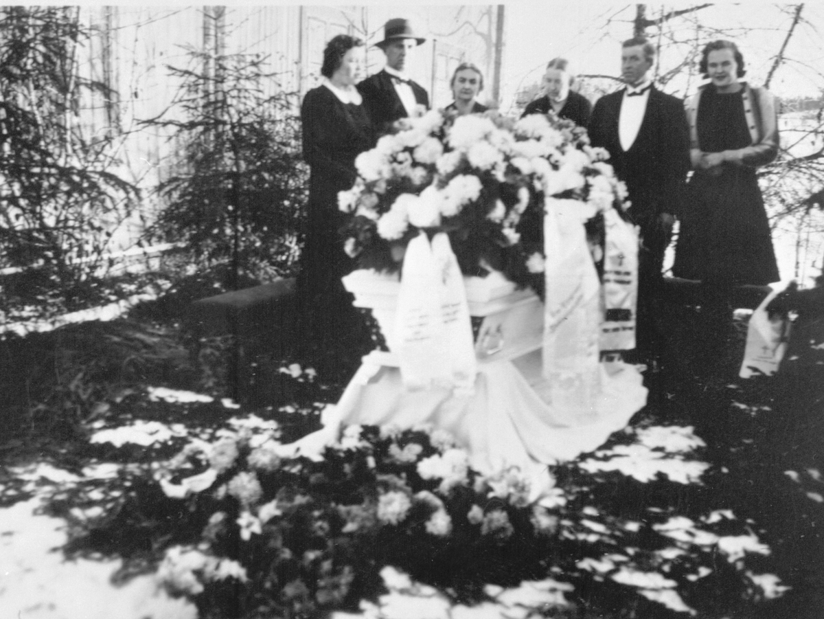 Anno Domkirkeodden, Begravelse på Stavsjø kirkegård, Nes, Hedmark. Kranser og blomster. Folk. Kise østre.