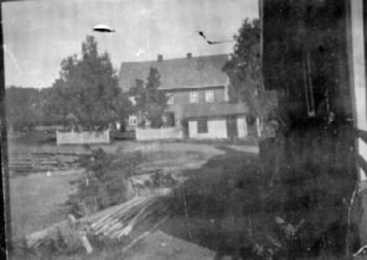 Anno Domkirkeodden, Eksteriør. Hovedbygningen på Mellom-Kise, Nes, Hedmark. Bildet er tatt fra låvebrua.