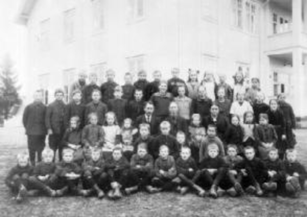 Anno Domkirkeodden, Elever og lærere ved Dæhli skole, Nes, Hedmark. Lærere er Myklebust, Eldevik og Lena Sendstad.