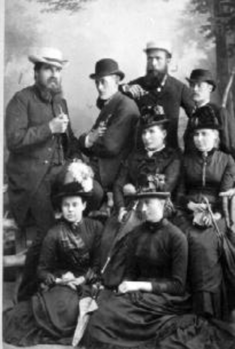 Anno Domkirkeodden, Damer og menn med hatter. Bak fra venstre er Christian Haugen, M.A. Berg, Julius Bjørnstad, Ludvig Stuve, Inga Bjørnstad, Marthe Husbelhus, Agnethe Ekern.