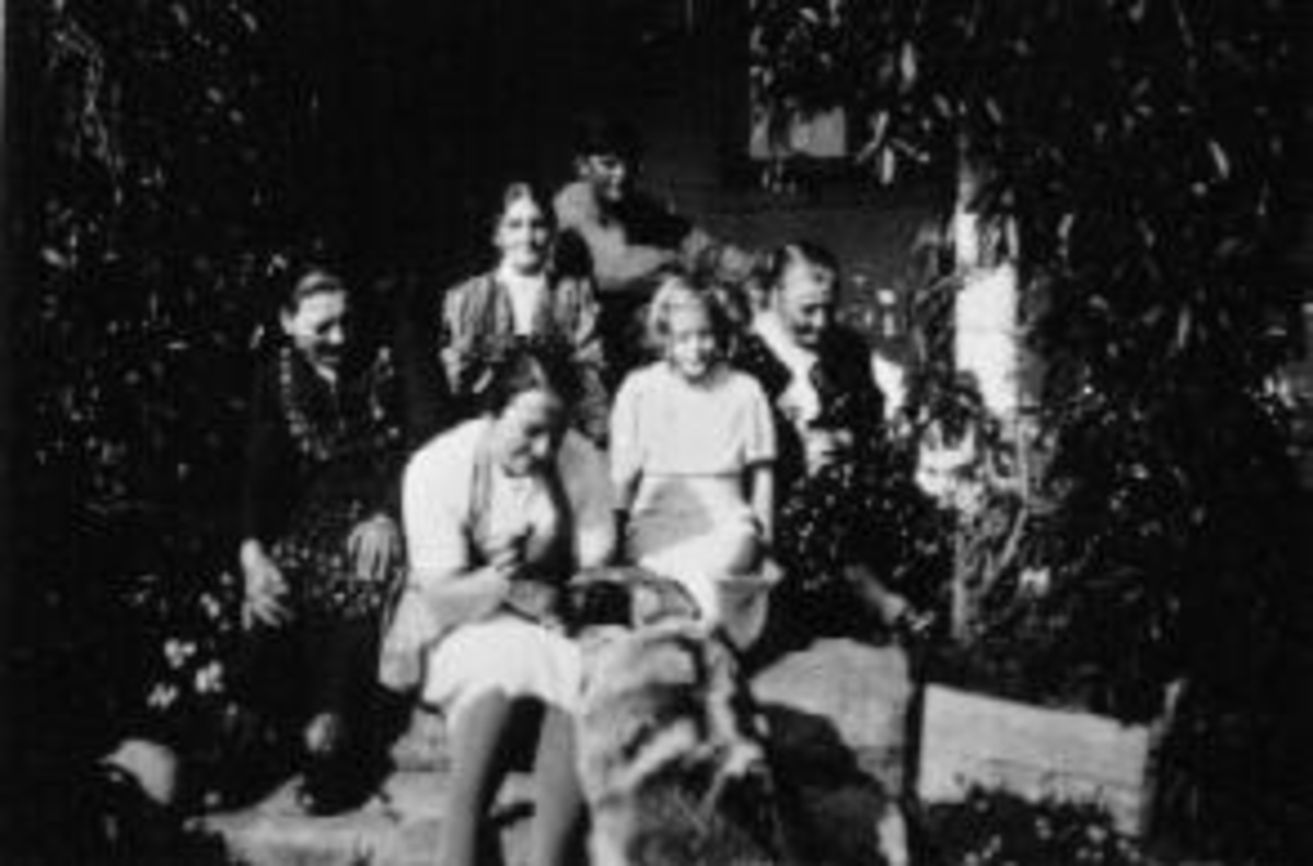 Anno Domkirkeodden, Gruppe sitter i trapp. Foran er Kristiane Mengshoel, Liv Walby, Viva Walby, kusine og moster Anne O. Haugen, Martine Vang. Bak er Leif Mengshoel.