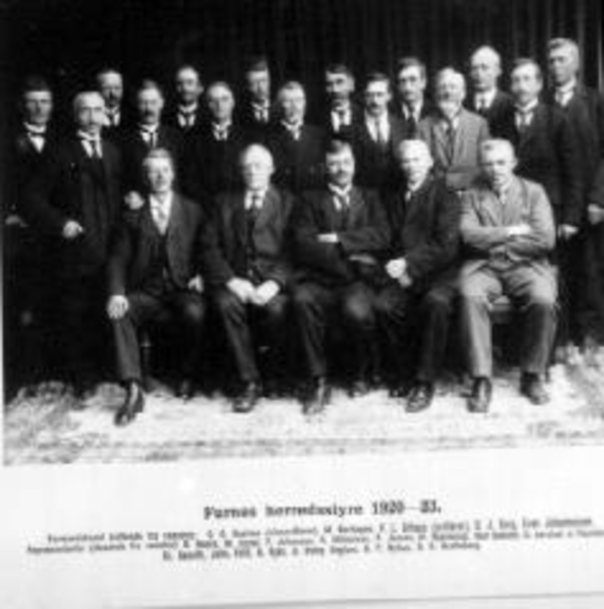 Anno Domkirkeodden, Furnes herredsstyre 1920-1923. Sittende er medlemmer av formannskapet O. Gaalaas, M. Nerhagen, P.L. Alhaug, O.J. Berg, Even Johannessen. Herredstyrerepresentanter er N. Hegre, M. Opsal, P. Johansen, N. Mikkelsen, P. Jessnes, Kr. Bjørnerud, O. Bakken, O. Jørstad, J. Haslebæk, Kr. Aaseth, Johs. Vold,…