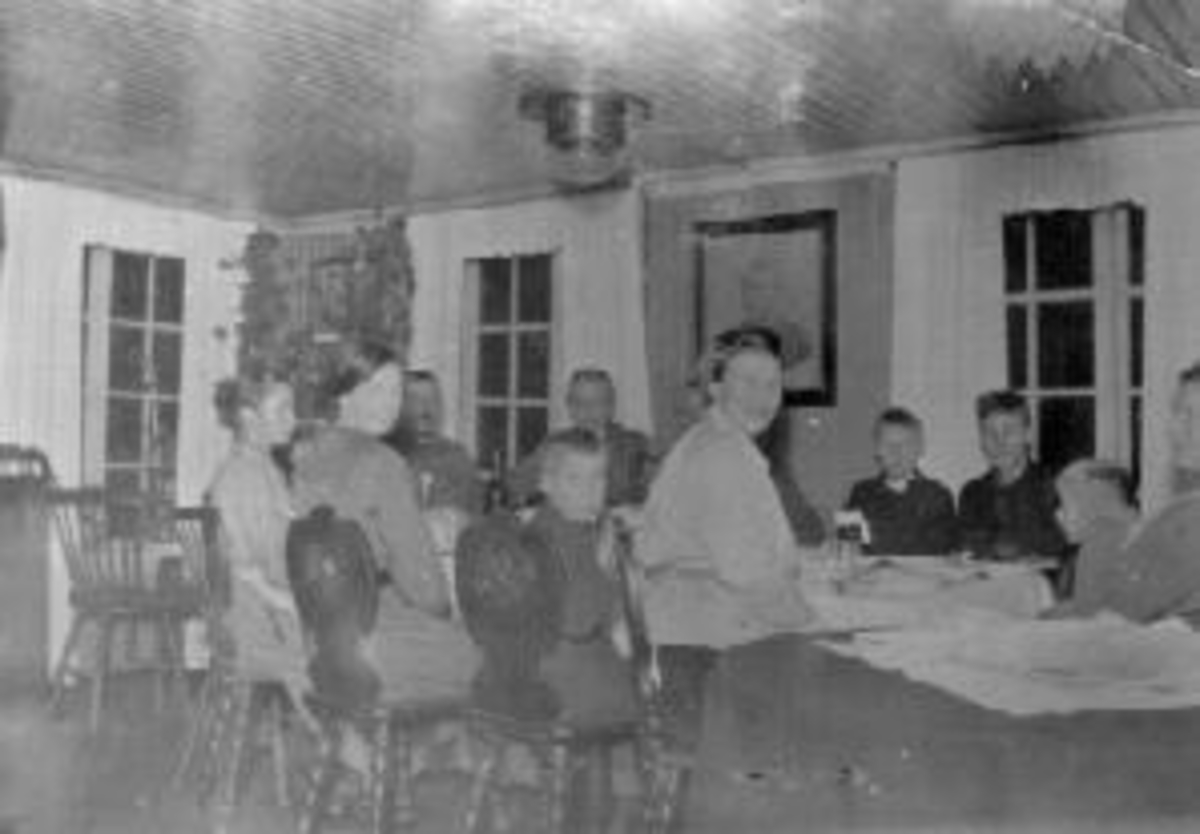 Anno Domkirkeodden, Interiør stue. Familie Grimsrud og familien Pinkerud på julaften. Maurud nedre.
