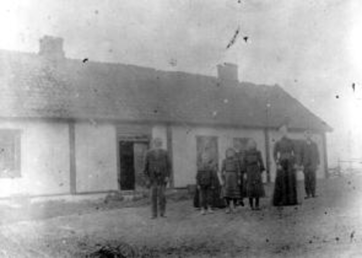 Anno Domkirkeodden, Hovedbygningen på Nedre Maurud. Lars, Marie, Karen, Ottar, Marie, Teoline. Til høyre Ottar.