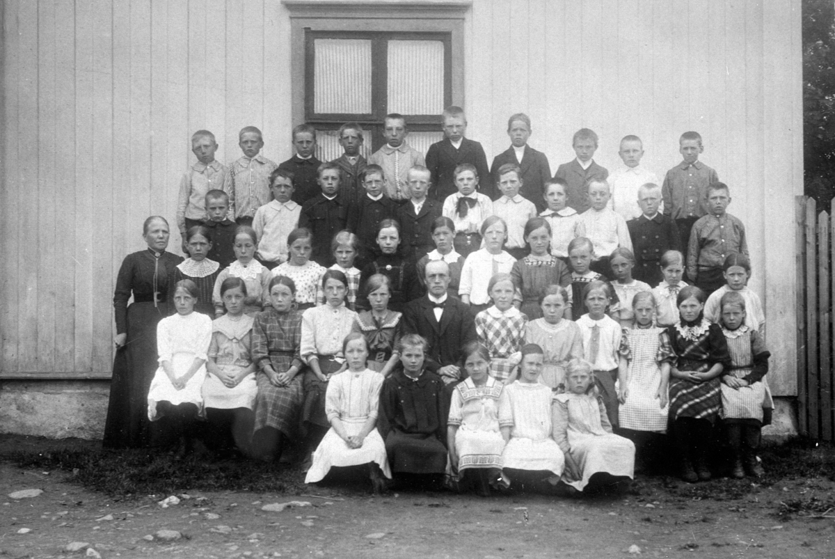 Anno Domkirkeodden, Stor gruppe skoleelever oppstillt utenfor Kirkekretsen skole, Veldre, Ringsaker. Lærere er Oline Rud og Johan Aarskog.