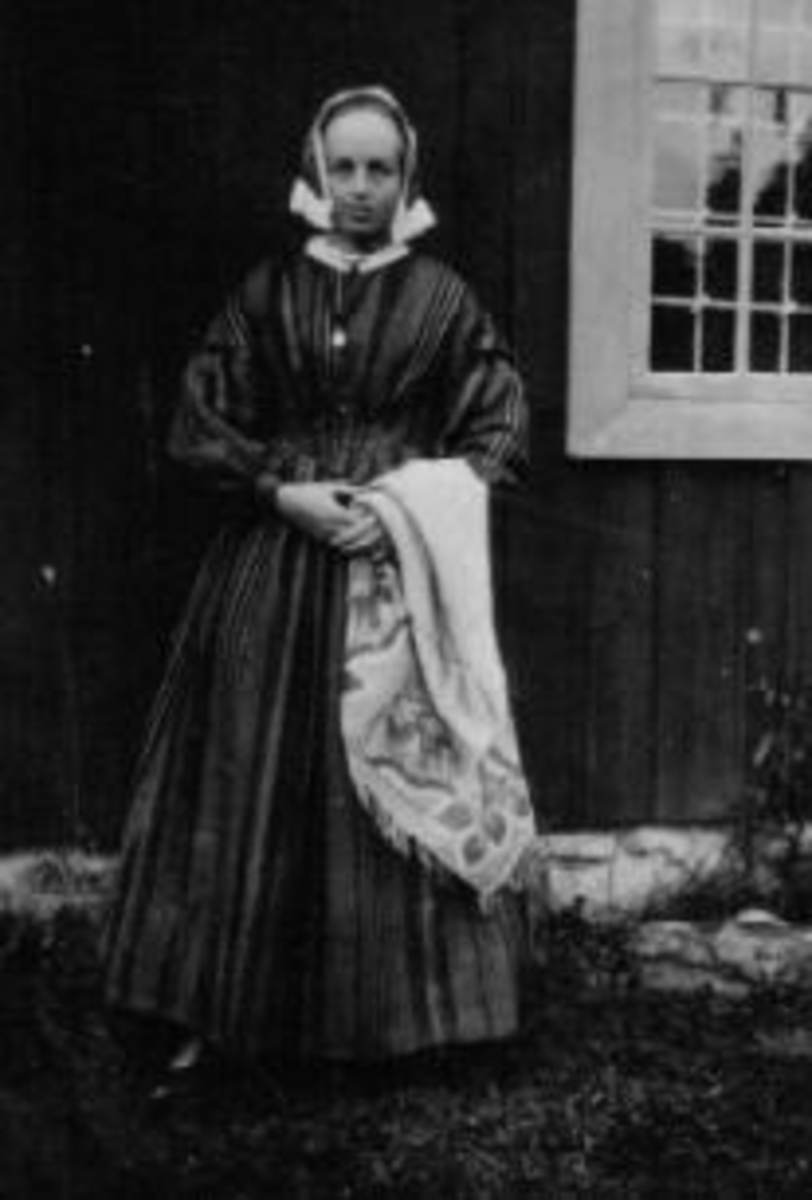 Anno Domkirkeodden, Portrett av dame med kjole og skaut som har tilhørt Randine Asla som var gift med Anstein Dobloug i 1864.