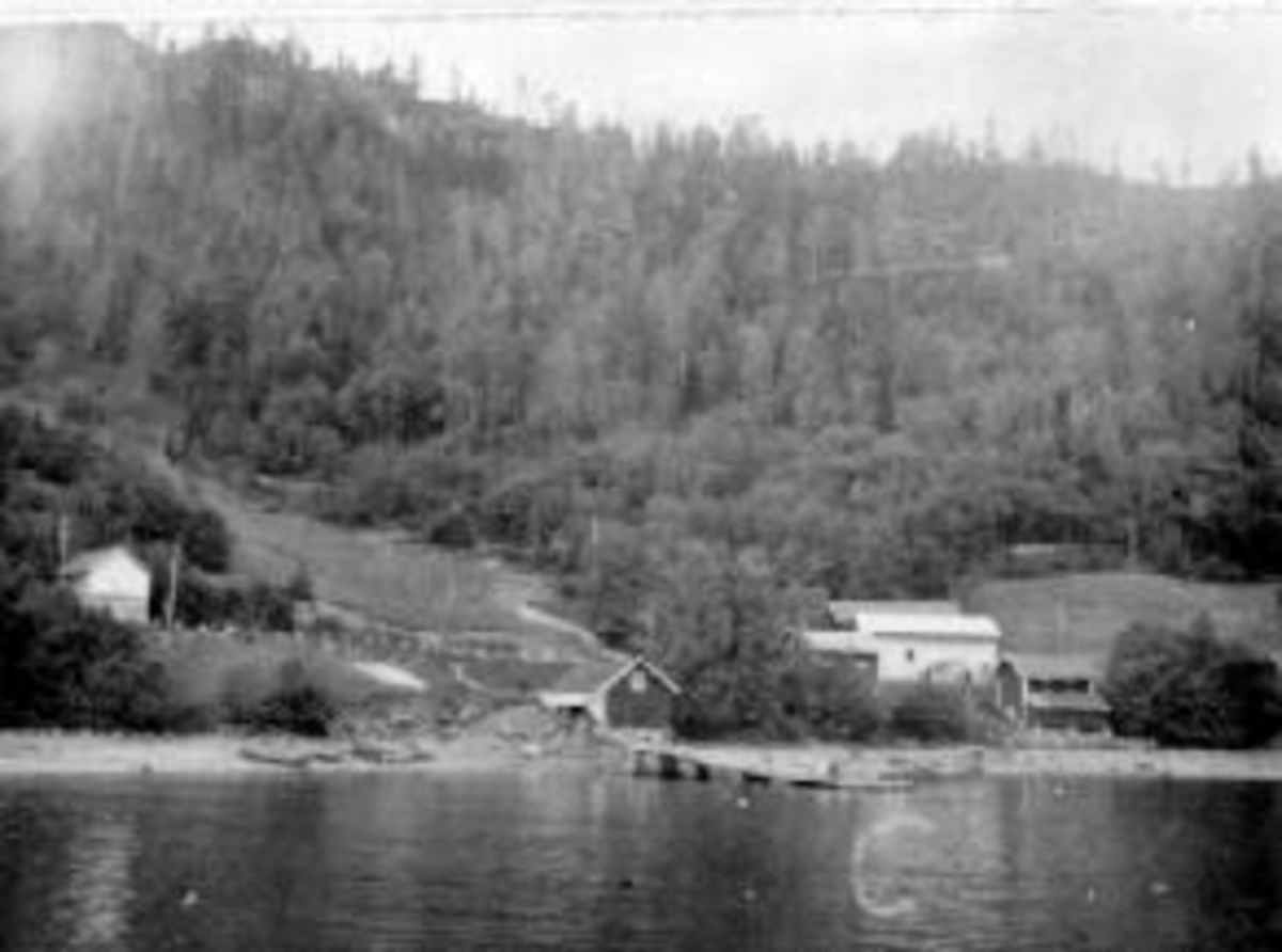 Anno Domkirkeodden, Biri dampskibsbrygge, Biri stoppested. Eriksrud (utskilt fra gården Undset), sør for Kremmerodden i Biri, ca 2 km nord for Mjøsbrua.