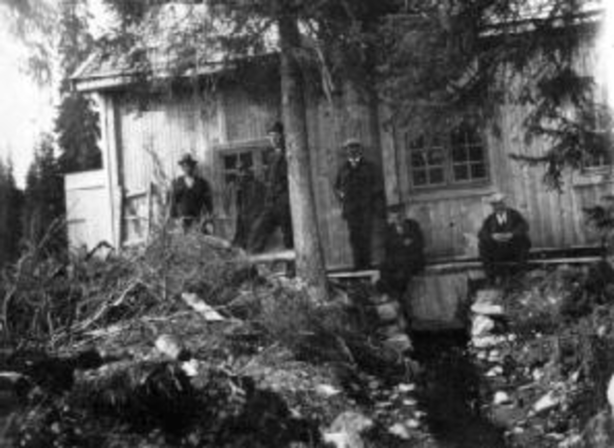 Anno Domkirkeodden, Gruppe menn utenfor utklekkingshus for fjellørret ovenfor Bergundhaugen, Mesnali.