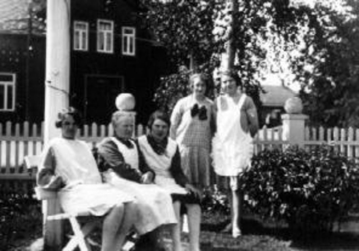 Anno Domkirkeodden, Betjeningen på Moelven hotell. Fem damer med forklær, utendørs.