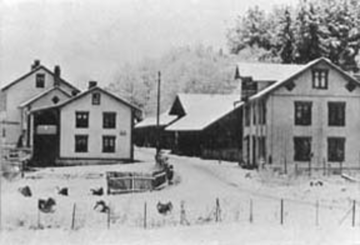 Anno Domkirkeodden, Gamlegata i Brumunddal. Vinter. Til venstre er "Enger" som skomaker Nilsen satte opp i 1875. Til høyre er "Elvedal" satt opp av Garver Ulven i 1865, senere kalt "Privathotellet".