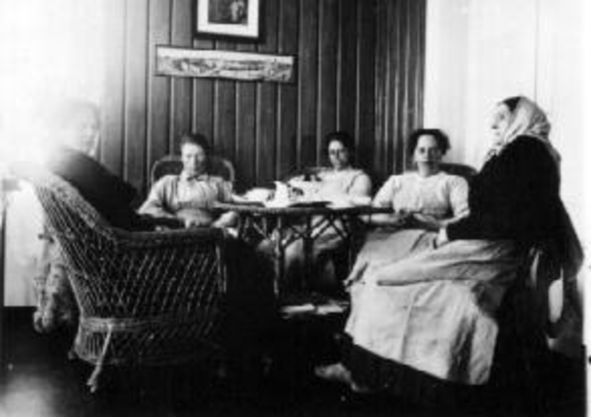 Anno Domkirkeodden, Interiør. Stue med kurvmøbler. Fem damer rundt bordet. Fra venstre er Eli Dobloug, Marthe Hovde, Mia Solhaug, Gønner, mor.