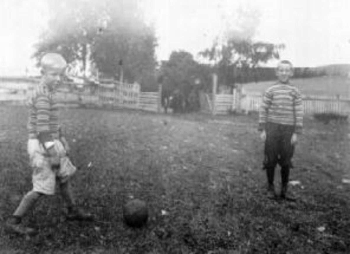 Anno Domkirkeodden, To gutter spiller fotball. Olaf og Aage Madsen, nevøer til fotograf Mikkel Sveinhaug, Ringsaker.