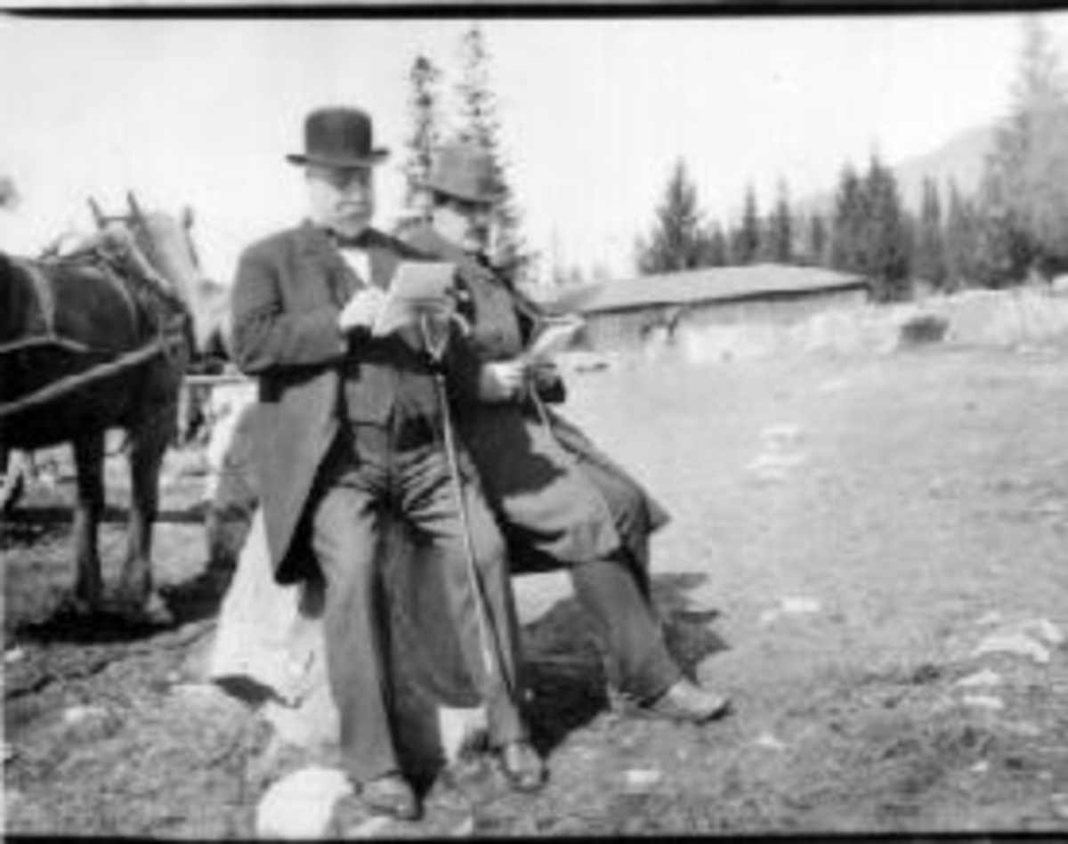 Anno Domkirkeodden, To menn, E. Larsen og J. Thorne på hesteutstilling på Lillehammer.