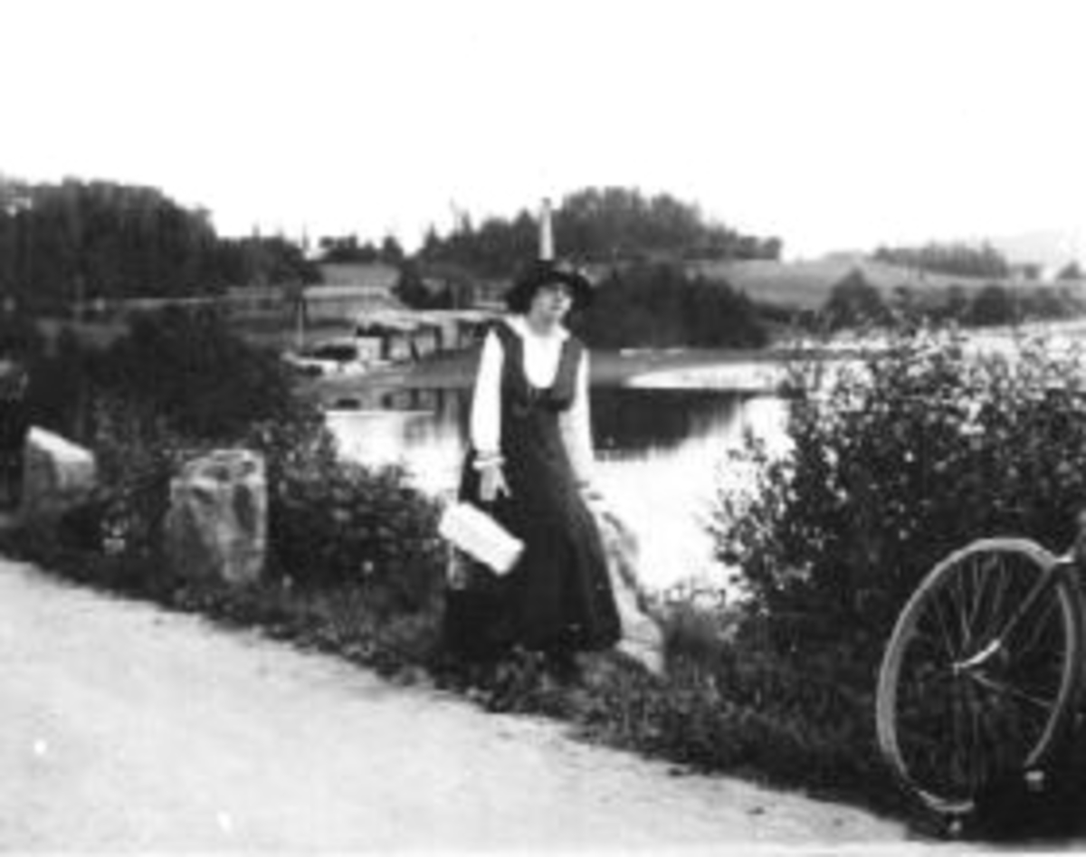 Anno Domkirkeodden, Frøken Tostrup, lærerinne på den private middelskolen i Gaupen, sykkeltur, Korgstuevika, Ringsaker.