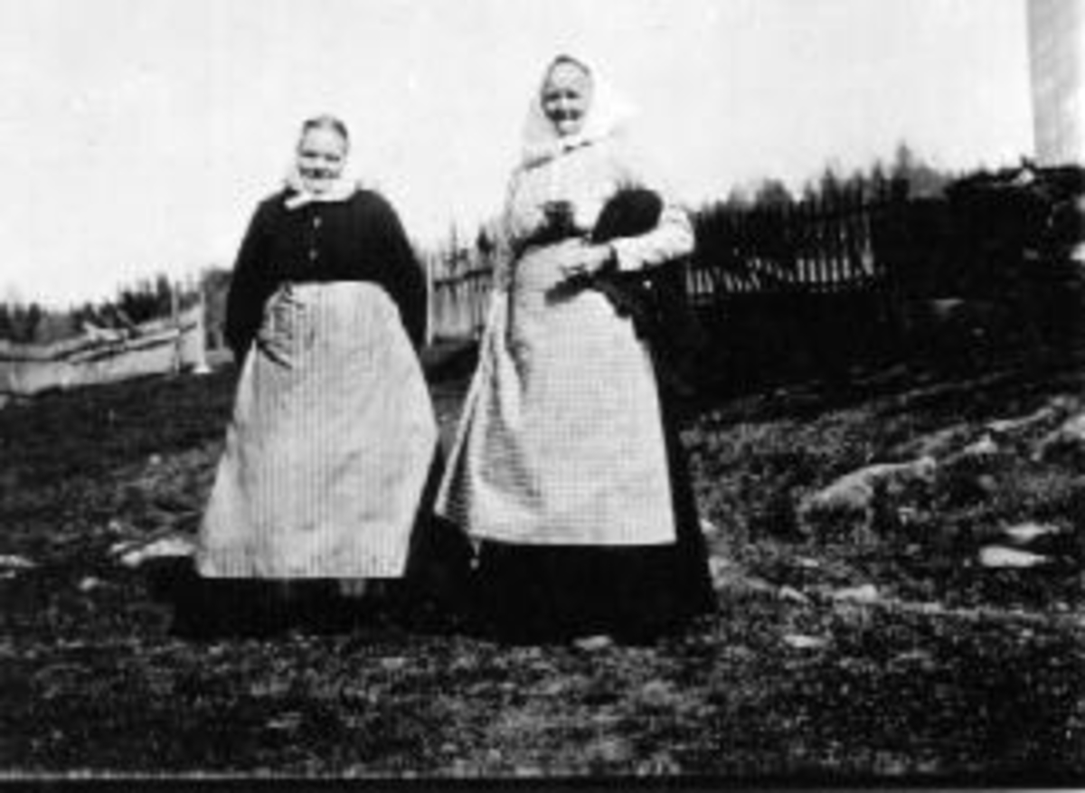 Anno Domkirkeodden, To eldre damer med forklær og skaut. Kari Kvisla f.1840 og Agnethe Jægersborg f.1842.
