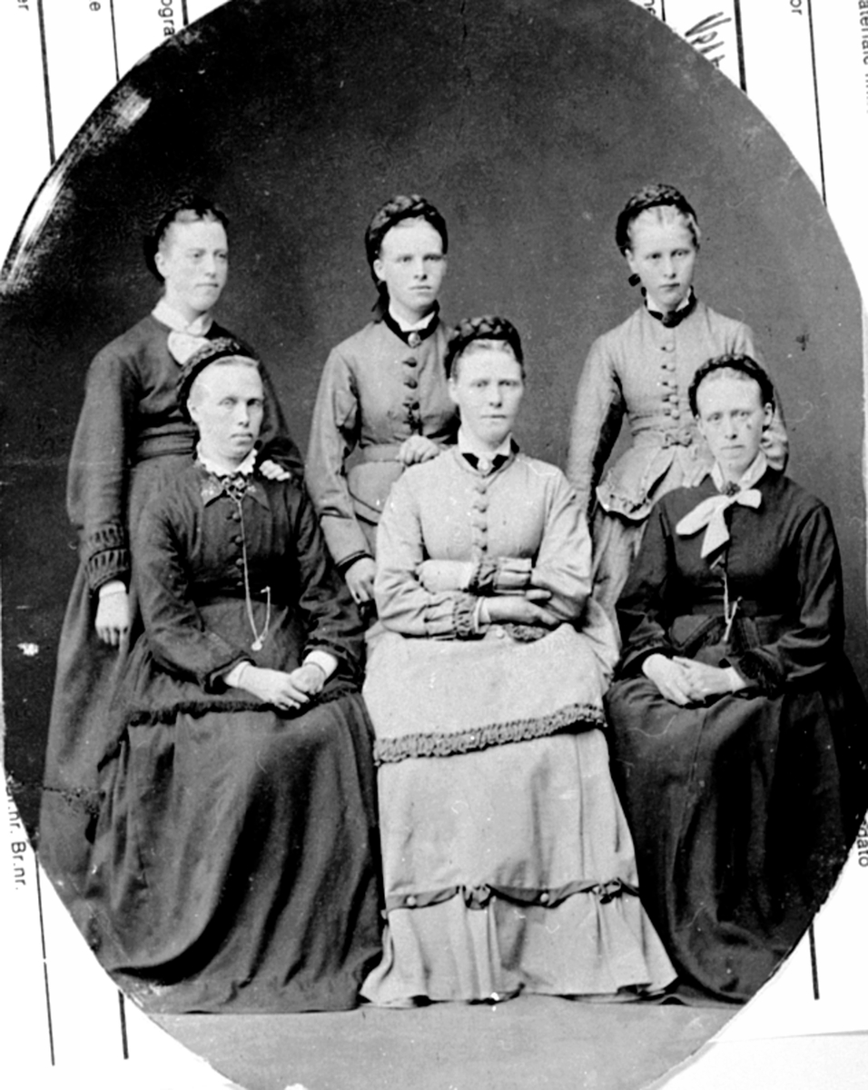 Anno Domkirkeodden, Seks damer i studio. Ingeborg Hansdatter f. 1818 , Helvig 1855, Kristine, Lise f. 1846, Sidsel f.1848, Helga f.1858. Deglum lille, Furnes.
