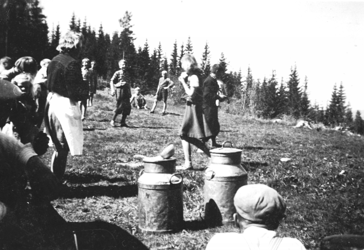 Anno Domkirkeodden, Skogplanting av elever fra Helgøya skole. Trolig på Eik, Helgøya.