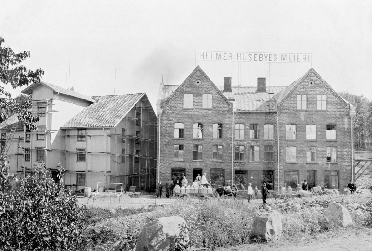 Anno Domkirkeodden, Helmer Husebyes meieri og Juliefoss mølle. Melkekjørere og hester, melkespann. Brennerivegen, Brumunddal.