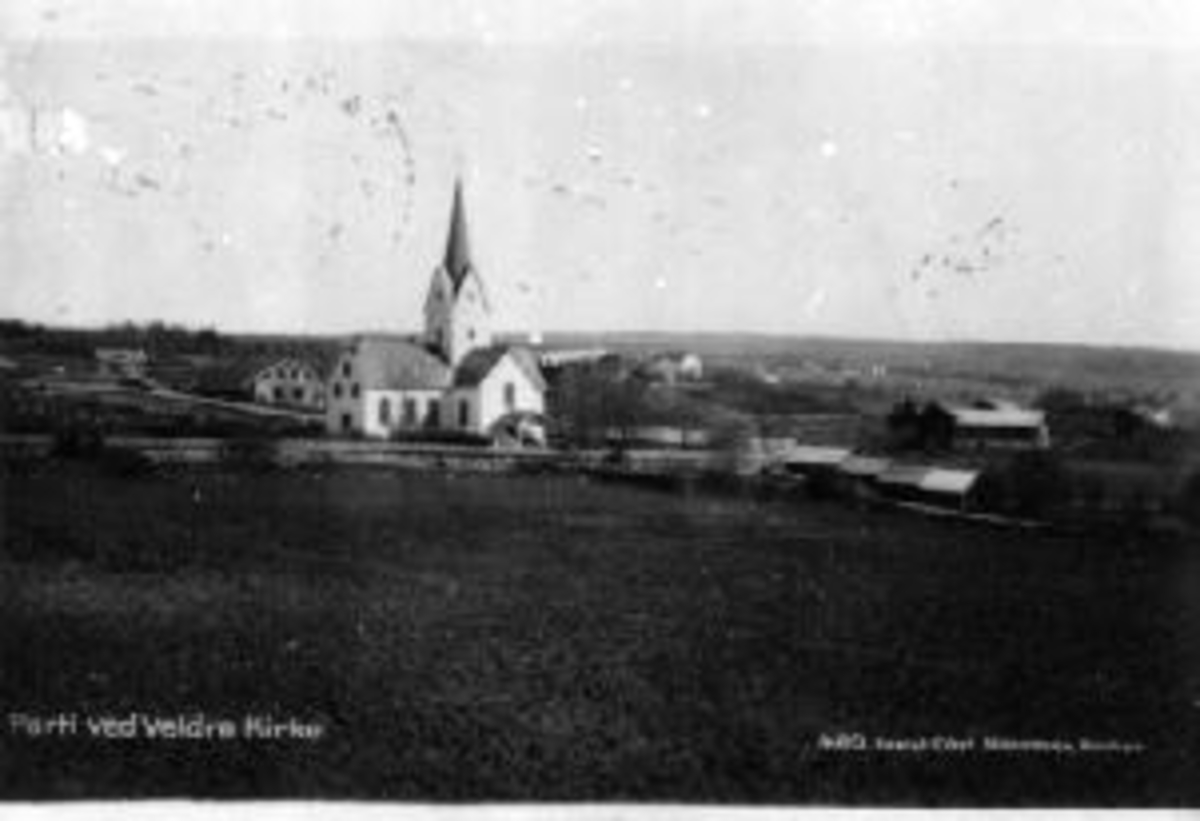 Anno Domkirkeodden, Veldre kirke med staller. By gård til høyre.