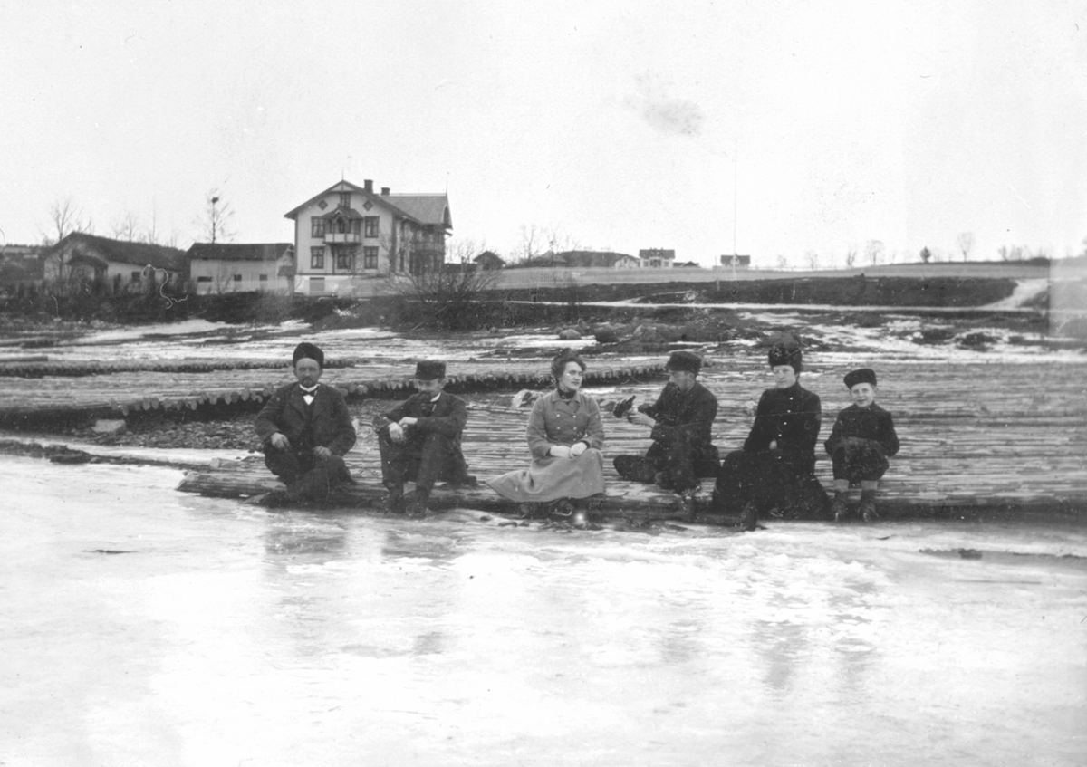 Anno Domkirkeodden, Gruppe voksne på tømmervelte nedenfor Ringsaker Handelsforening, Ringstrand.