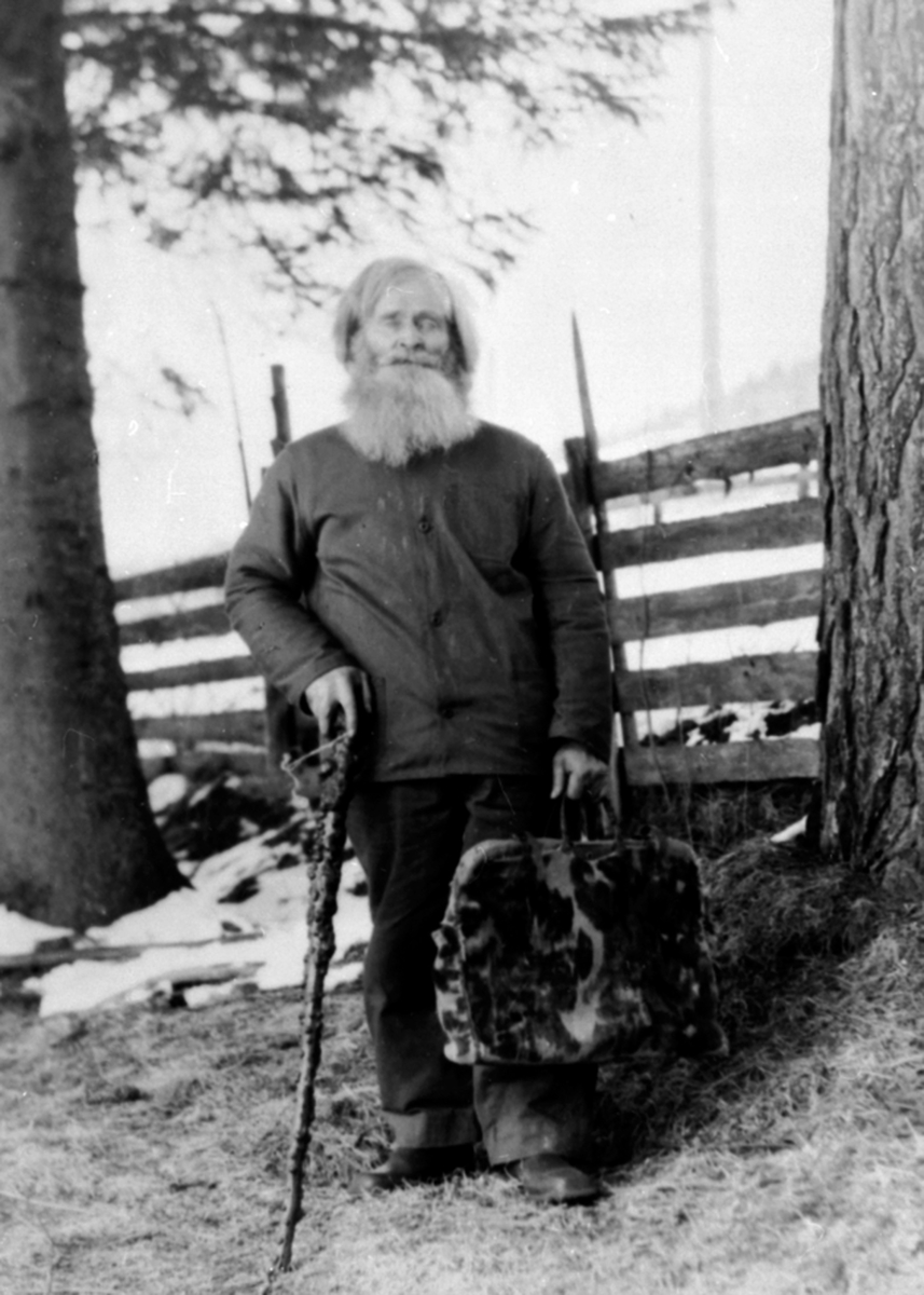 Anno Domkirkeodden, Mathias Nordengen, original, mann med skjegg, stokk og reiseveske, Bårdsethroa, Næroset, Ringsaker.