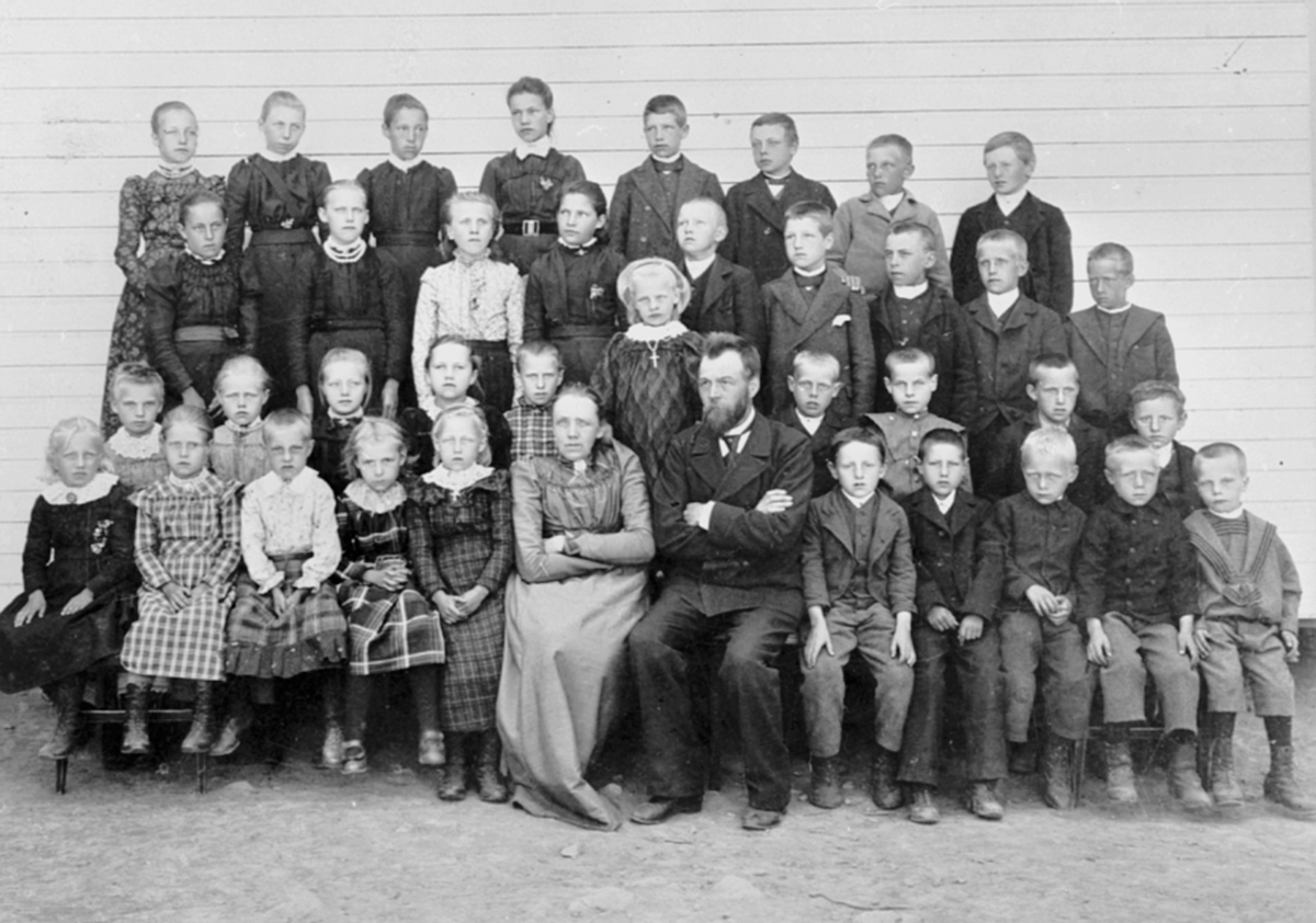 Anno Domkirkeodden, Elever og lærere ved Fagerlund skole, Brumunddal. Lærere er Lise Glestad og Anders Hogstad.