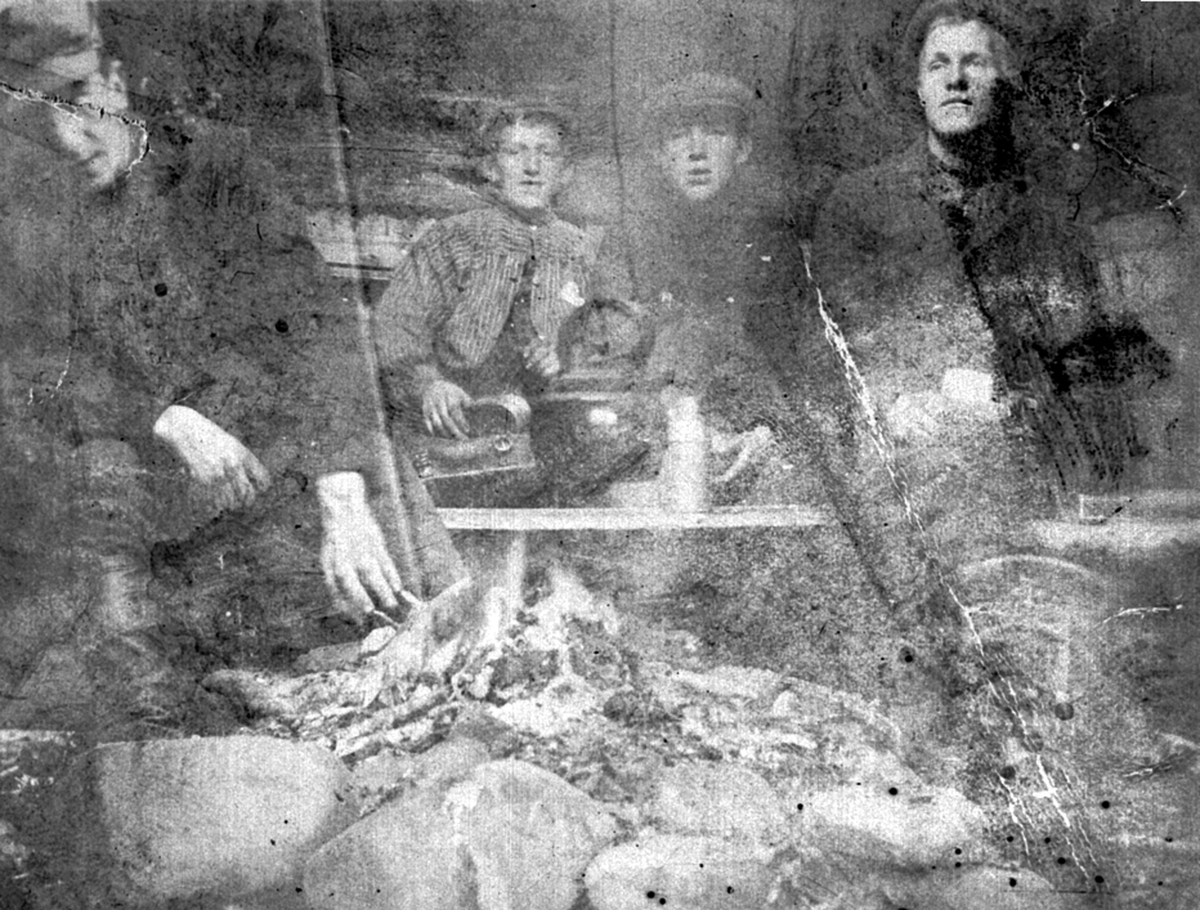 Anno Domkirkeodden, Interiør, størhus på Brumund seter, Vang Almenning. Til høyre er Albert Simensen f.1892 fra Hommelstadbakken i Vang.