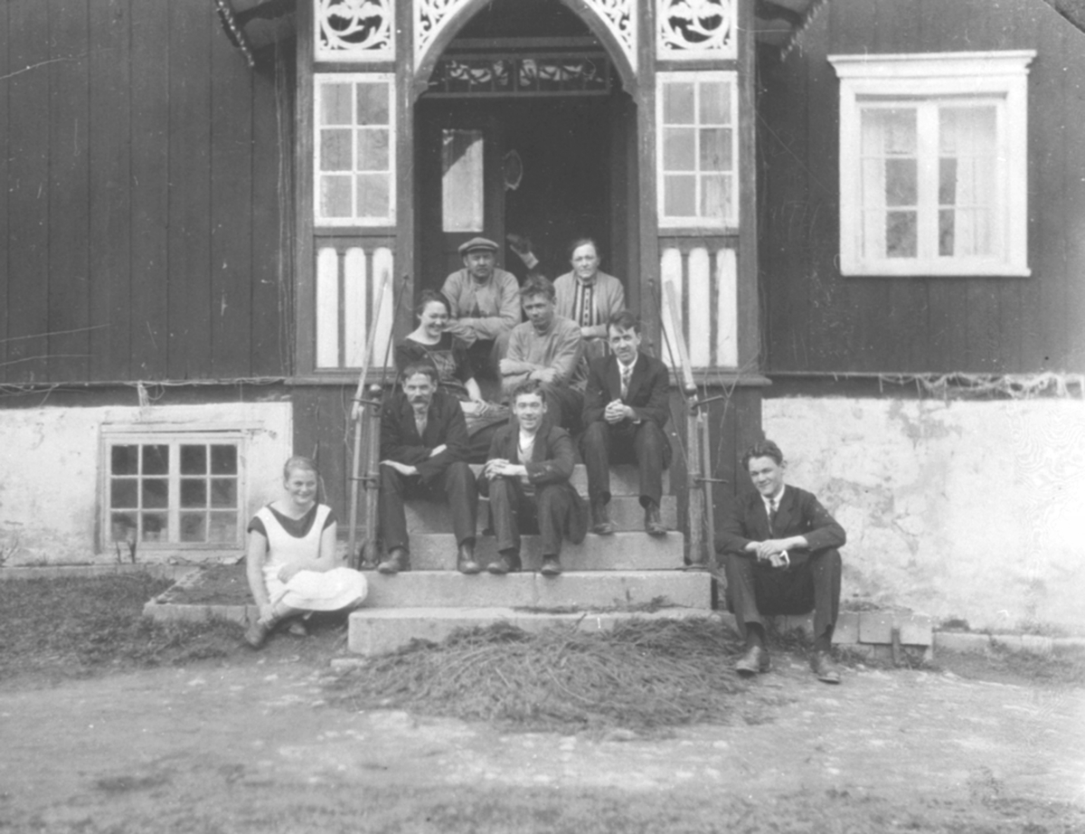 Anno Domkirkeodden, Gruppe voksne på trappa til hovedbygningen på Alhaug østre, Furnes.