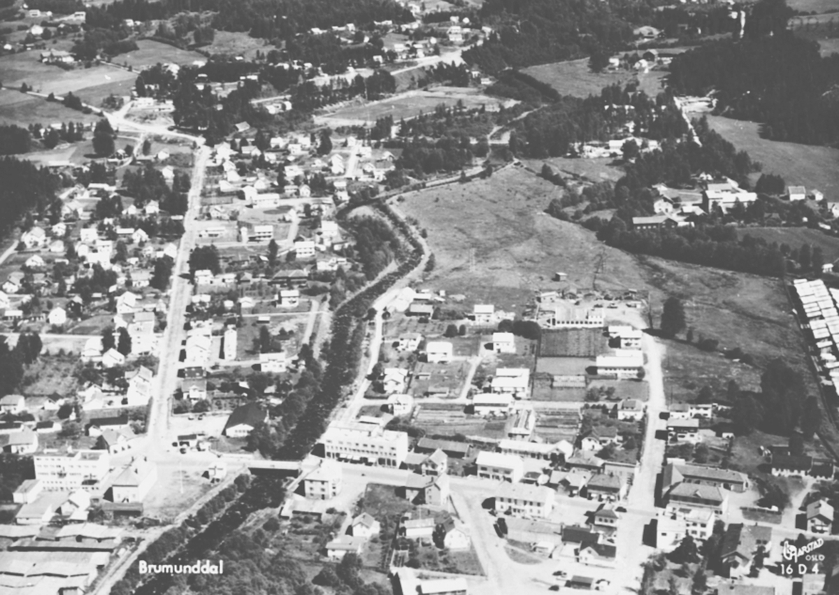 Anno Domkirkeodden, Flyfoto av Brumunddal sentrum.
