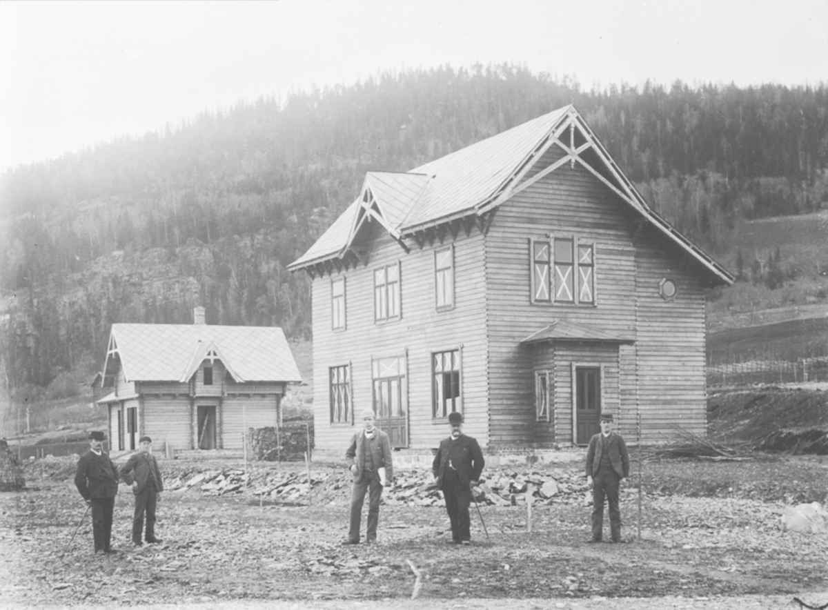 Anno Domkirkeodden, Ring Jernbanestasjon, eksteriør, under bygging, 5 ukjente menn. Jernbaneutbygging.