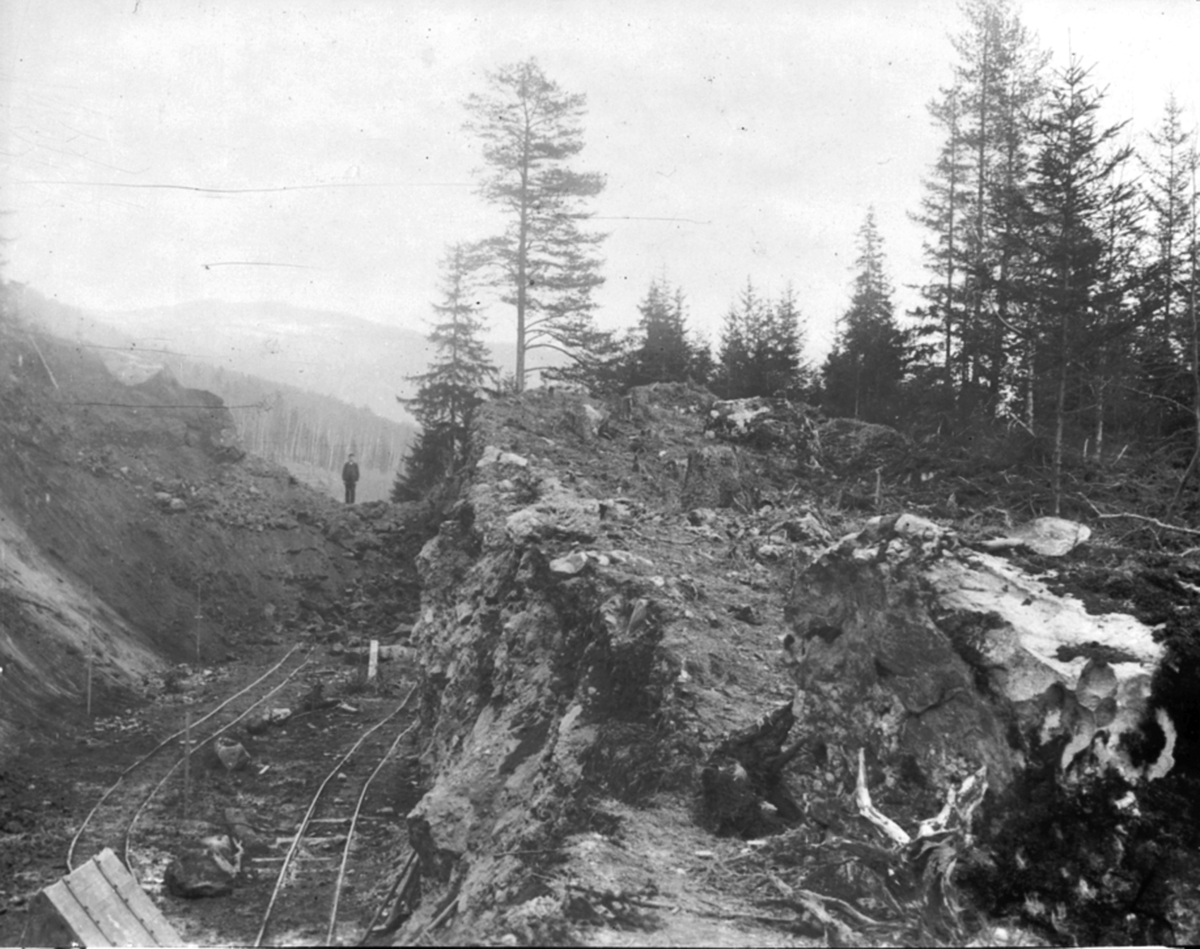 Anno Domkirkeodden, Jernbaneutbygging. Anleggsarbeid, gjennombrudd med dynamittmine, skjæring nedenfor gården Berg, Brøttum, Ringsaker.