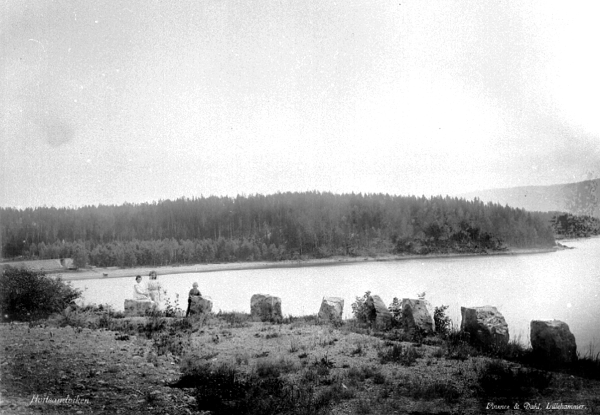 Anno Domkirkeodden, Jernbaneutbygging. Kvitsandvika, Brøttum, Ringsaker. Stabbestein. To damer og et barn i forgrunnen.