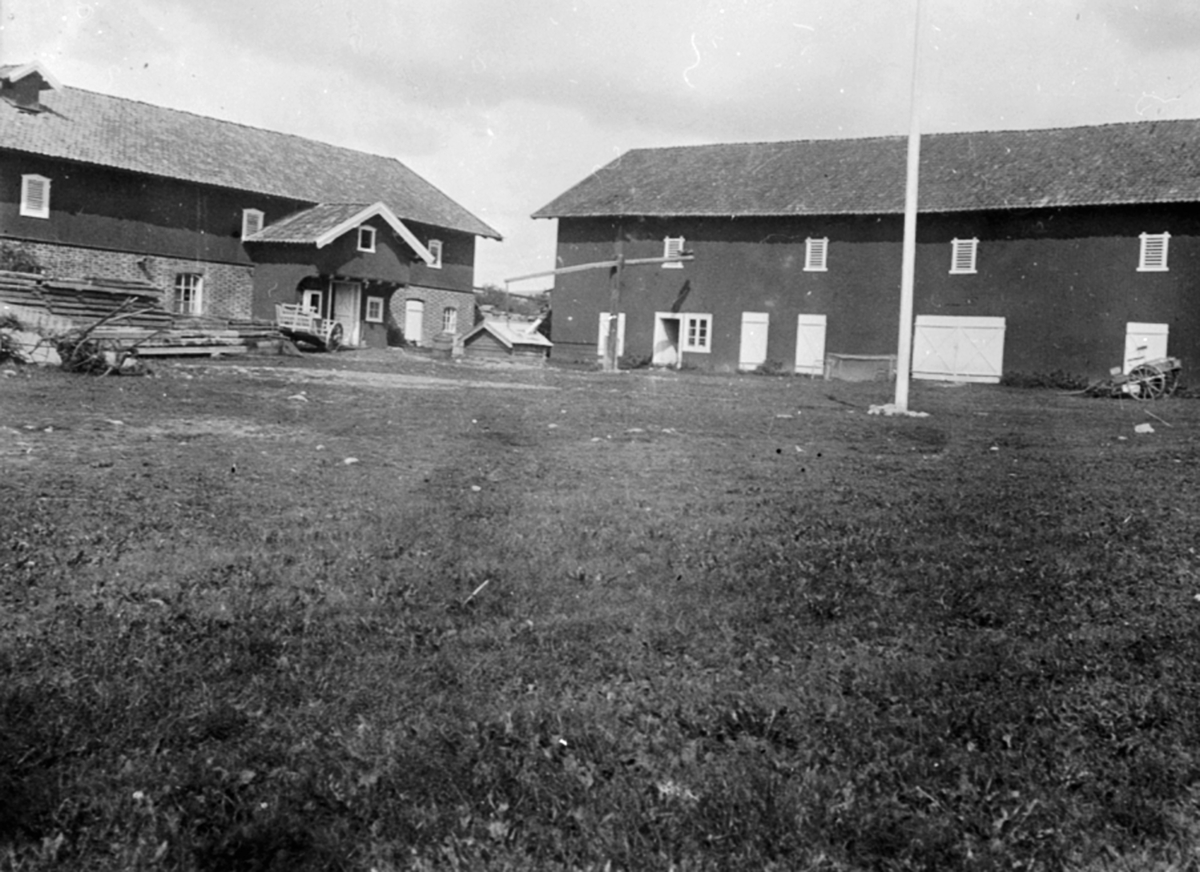 Anno Domkirkeodden, Gårdstunet på Granerud gård, Brumunddal. Fjøs og våningshus. Hestekjerrer. Vippebrønn.
