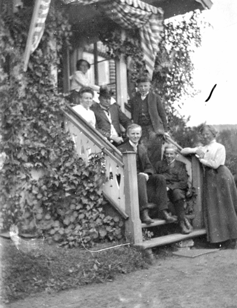 Anno Domkirkeodden, Gruppe personer på trappa på Granerud gård, Brumunddal. Doktor Karl Løken f.1859 og hustru Thora f.1868 med barna. Marie f.1890, Christen f.1895, Olav f.1892 , Karl f.1894, Hjørdis f.1893.