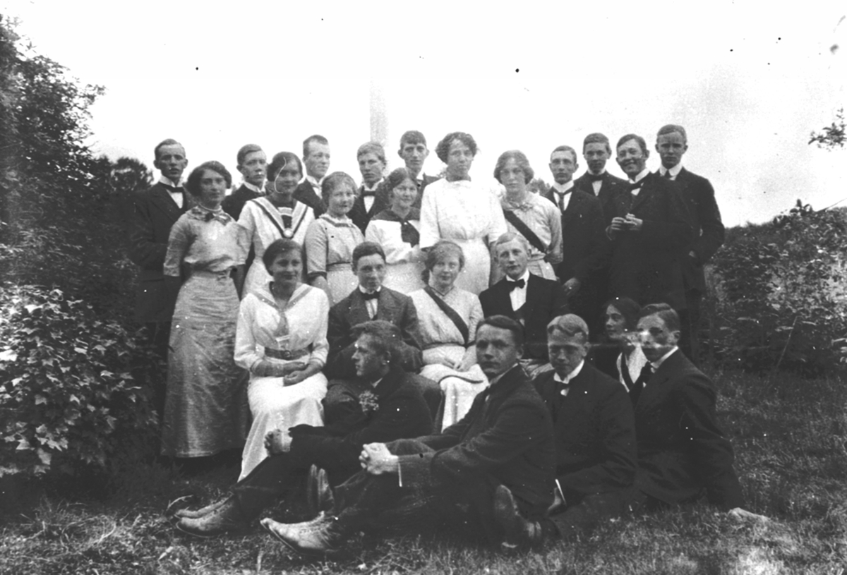 Anno Domkirkeodden, Stor gruppe rødruss på fest hos doktor Karl Løken på Granerud gård, Brumunddal.