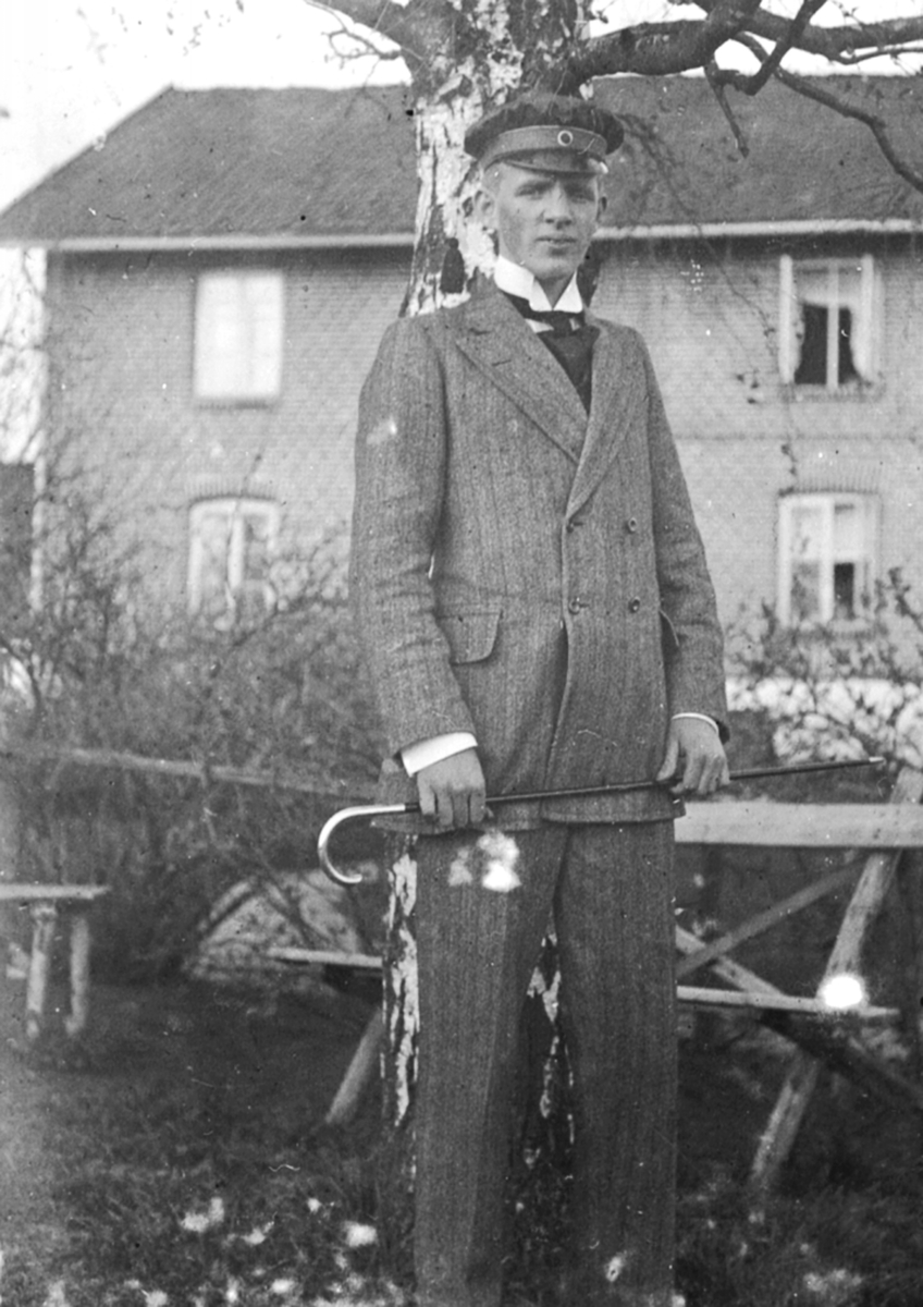 Anno Domkirkeodden, Karl Løken Jr. f.1894 som rødruss. Granerud gård, Brumunddal.
