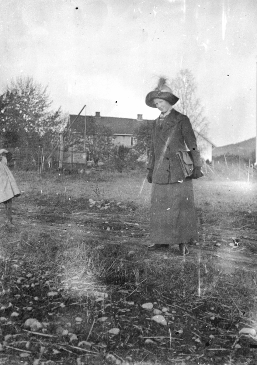 Anno Domkirkeodden, Hjørdis Løken med hatt og veske på Granerud gård, Brumunddal.