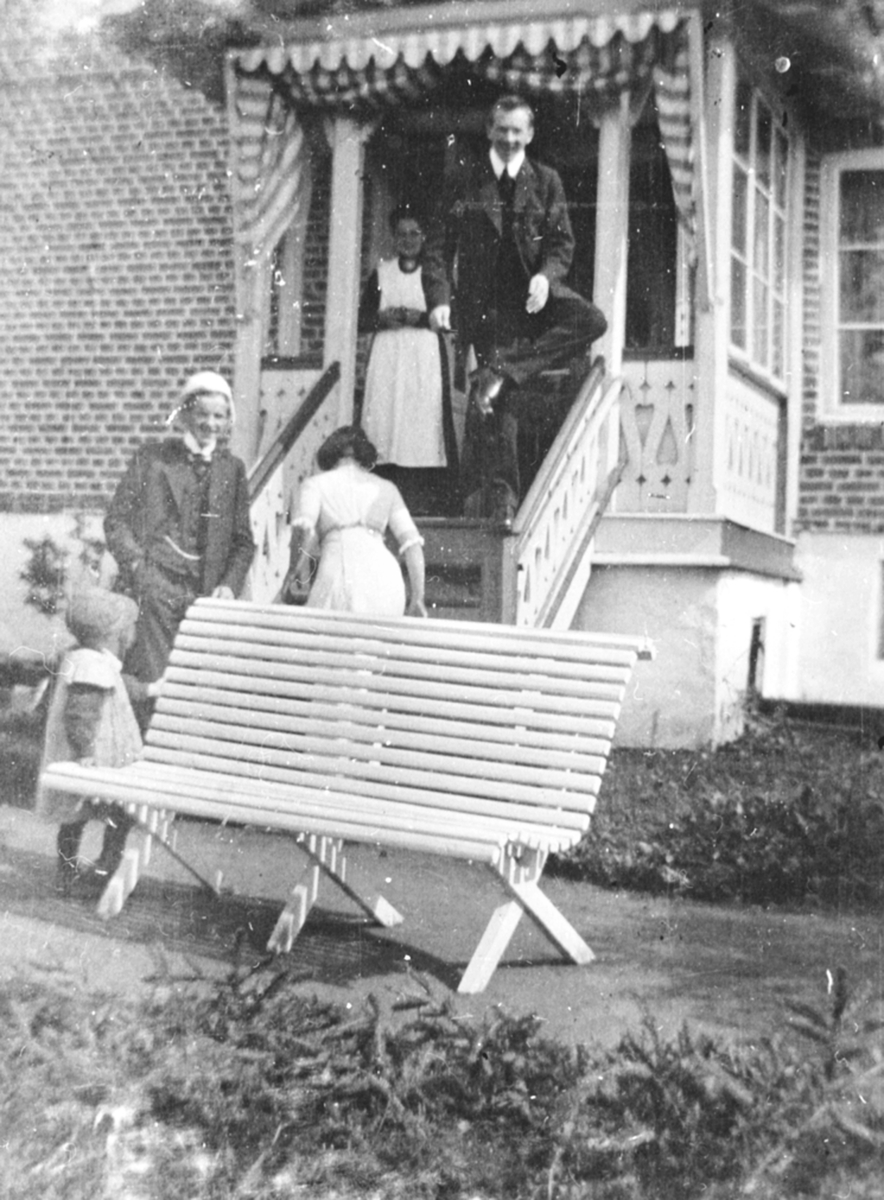 Anno Domkirkeodden, Familien Løken på Granerud gård, Brumunddal. Inngang med veranda.