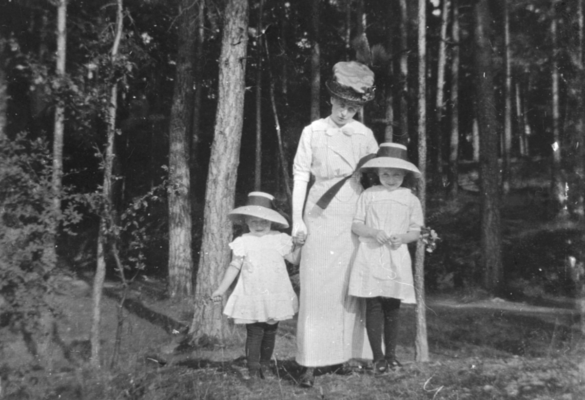 Anno Domkirkeodden, Karen Sundt f.1878 med jentene Erna Grüner Sundt f.1909 og Ruth Grüner Sundt f.1907 i Brumunddal.