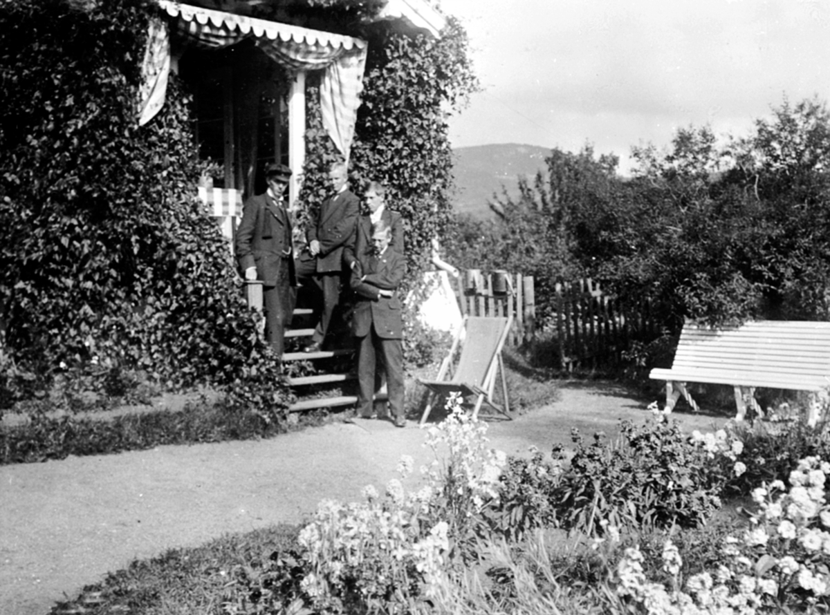 Anno Domkirkeodden, Fire menn i trapp på Granerud gård, Brumunddal. Karl Løken, Olav Løken, Gunnar Arisheim, Erling Arisheim.