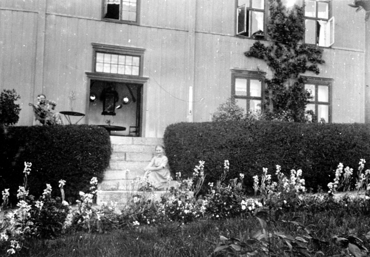 Anno Domkirkeodden, Hovedbygning med hageterasse på Nederkvern gård, Brumunddal. På bildet er Marta Antonie f.1872 og Ingeborg Marie Bjerke f.1902.