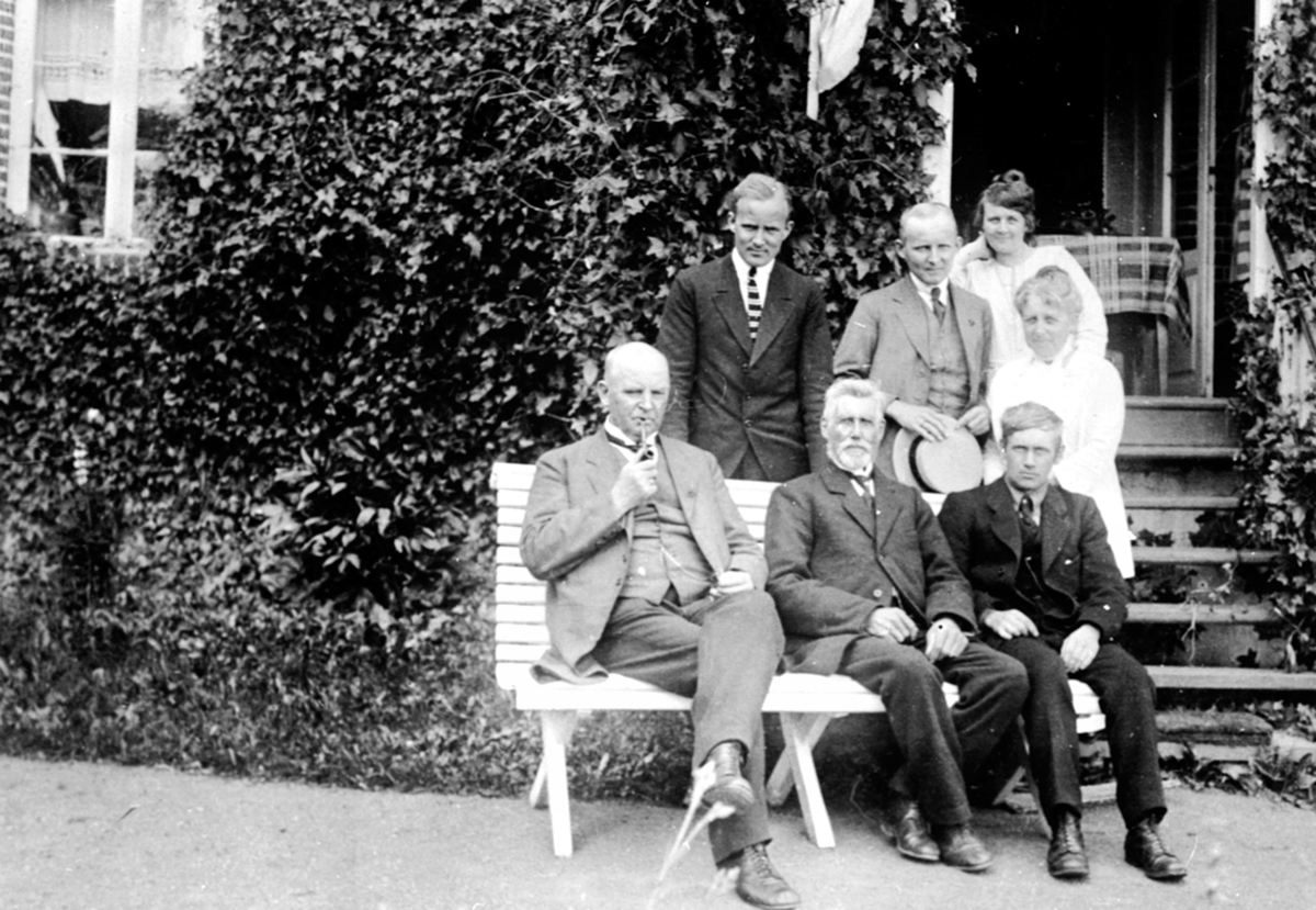 Anno Domkirkeodden, Gruppe voksne foran inngangen til doktorbygningen på Granerud gård, Brumunddal. Bak fra venstre er Olav Løken, Christen Løken, tante Karen, Thora Løken. Foran fra venstre er doktor Karl Løken, gjester fra Mesnalia, Ole Svensen Harkerud og Johan Harkerud f.1895.