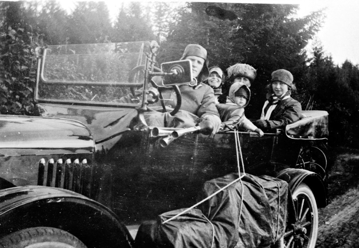 Anno Domkirkeodden, Familien Løken på biltur, doktor Karl Løken er sjåfør i en Ford T 1919-22 modell, D-111.