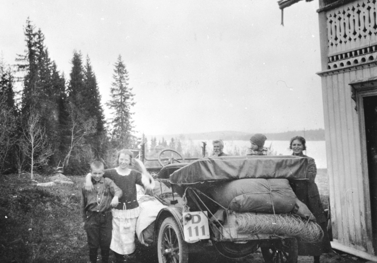 Anno Domkirkeodden, Familien Løken og Harkerud samlet rundt bilen en Ford T, 1919-22 modell, D-111. På småbruket Harkerud i Mesnalia, Ringsaker. Familien Løken sitt feriested.