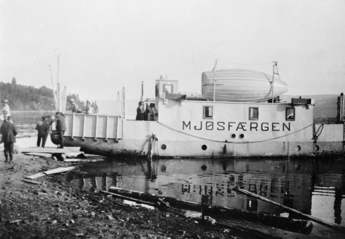 Anno Domkirkeodden, D.S. Mjøsfergen ved brygga på Mengshol, Nes.