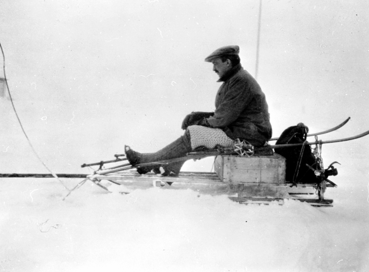 Anno Domkirkeodden, Jacob Nielsen sitter på kjelke. Påskeferie på Nysætra. Påskeferie på Nysætra.