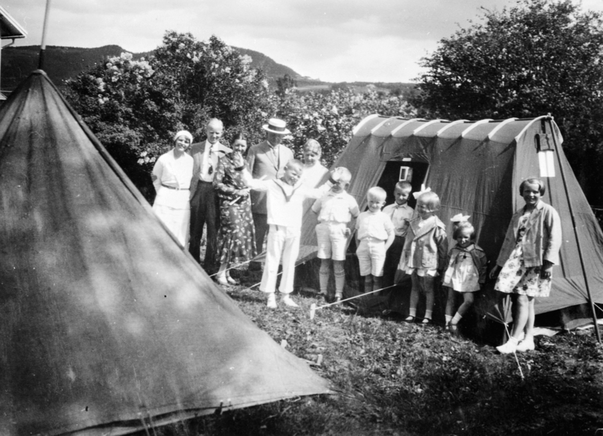 Anno Domkirkeodden, Barn og voksne ved nytt telt i hagen på Granerud gård, Brumunddal. Familien Løken.